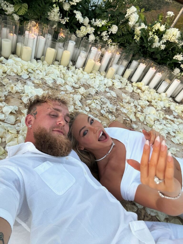 Jutta Leerdam, oro olímpico 2026: la campeona que comparte foco con Jake Paul 2 Jutta Leerdam y Jake Paul celebrando su compromiso entre flores y velas.