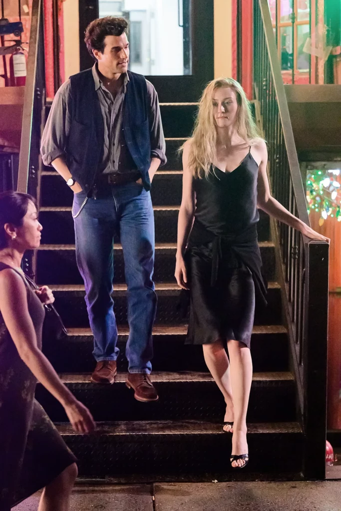 La sombra dorada de Manhattan: 'American Love Story' y la resurrección del mito Kennedy 2 Escena de American Love Story con dos personajes caminando por unas escaleras