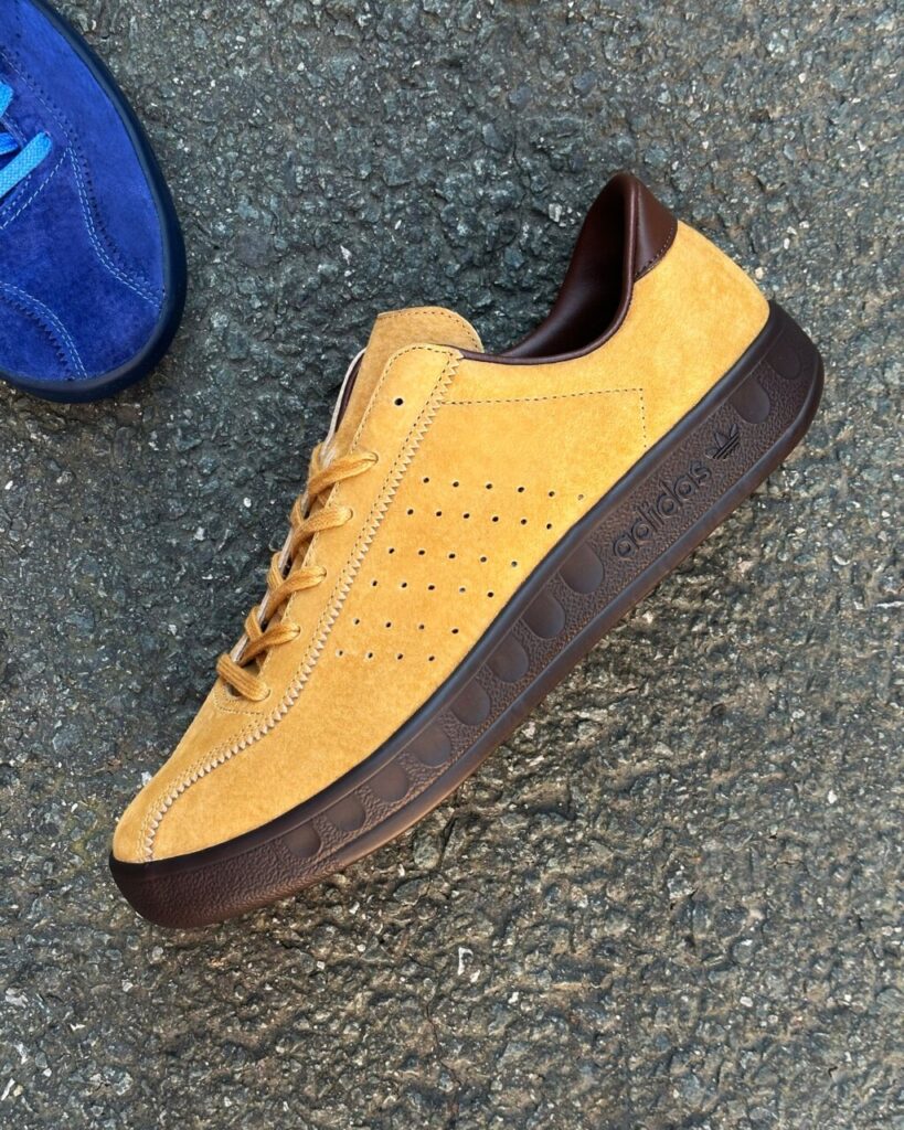 La adidas Mallorca existe: la “zapatilla Mallorca” que huele a verano 1 Zapatilla Adidas Mallorca en ante tostado con suela oscura