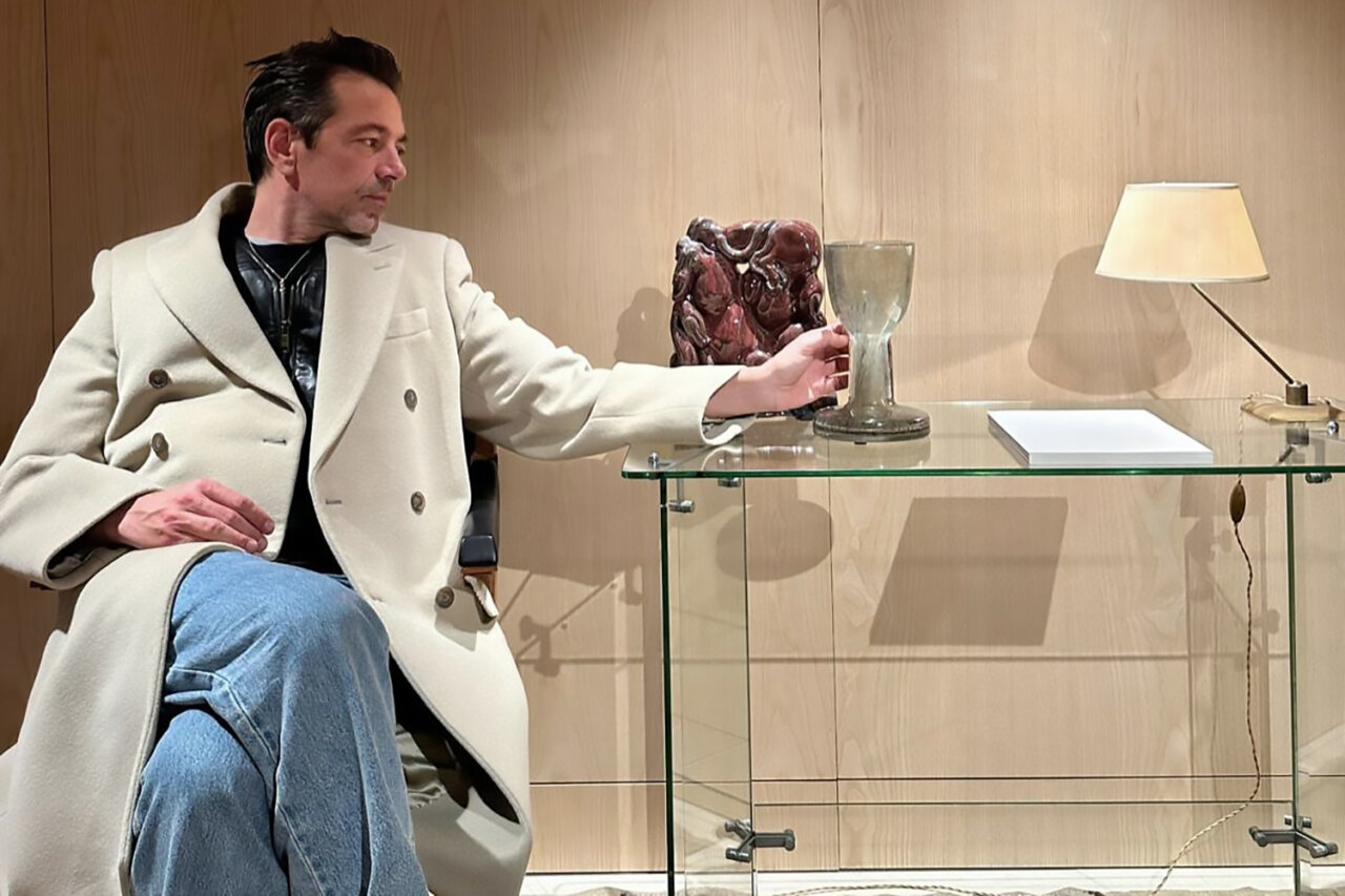 Pieter Mulier posando en un ambiente moderno con arte y decoración