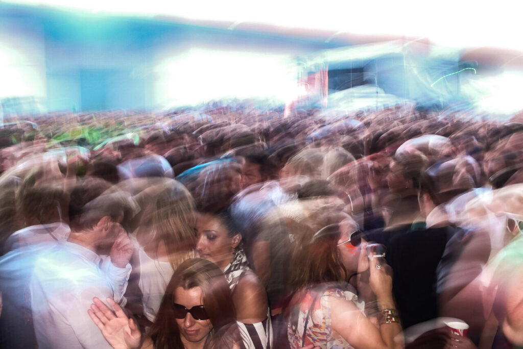 Multitud disfrutando en el festival Sónar 2026 con energía vibrante.