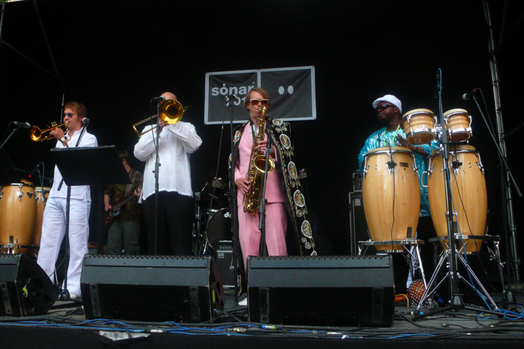 Sónar 2026 cierra su cartel con The Prodigy y un rediseño integral del recinto 3 Músicos tocando en el escenario del festival Sónar 2026