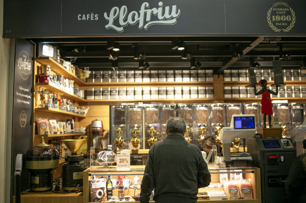 Dos o tres cafés al día, menos demencia: qué se sabe (y qué no) 1 Vista de la tienda Cafés Llofriu en el Mercat del Olivar