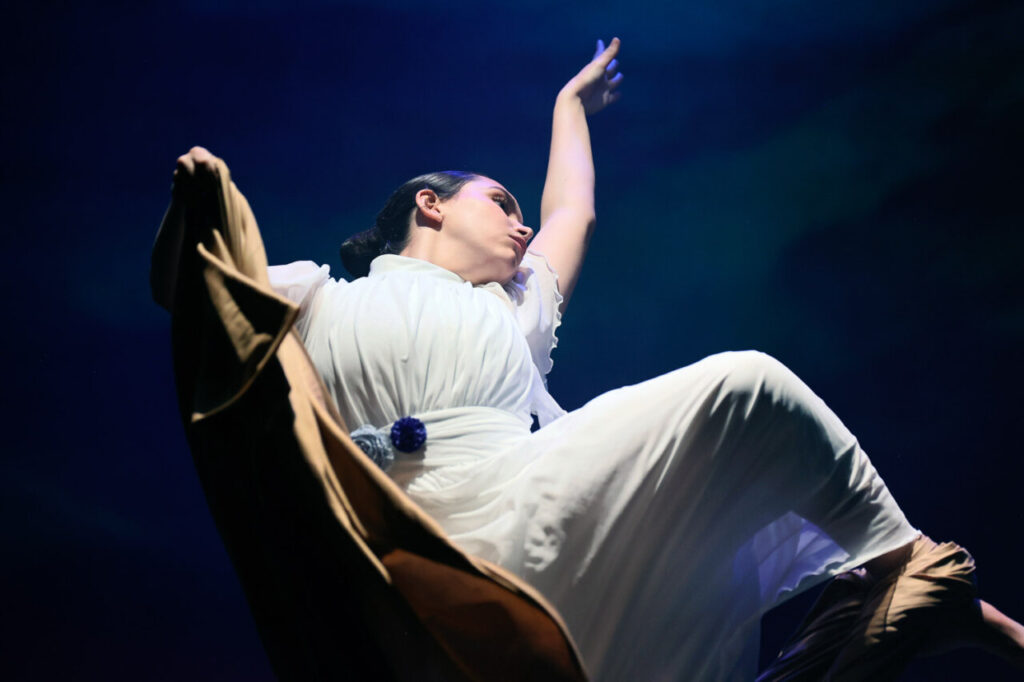 Bailarina en escena interactuando con obras de arte en un museo