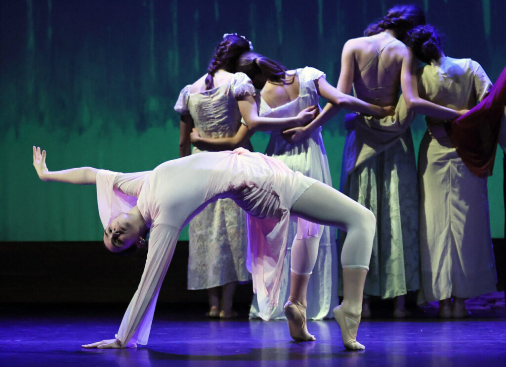 Bailarina en una postura acrobática durante la actuación de Traspassant el Marc.
