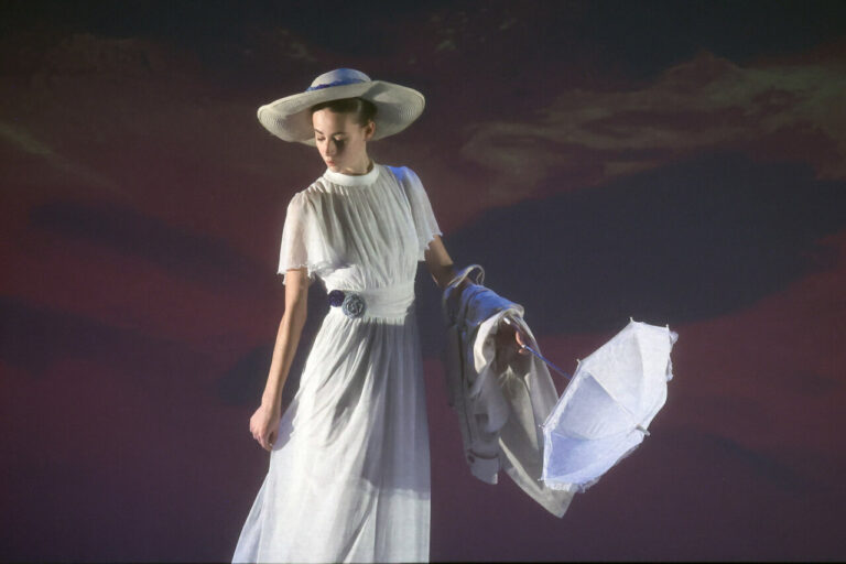 Inicio 35 Bailarina con sombrero y paraguas en un escenario artístico