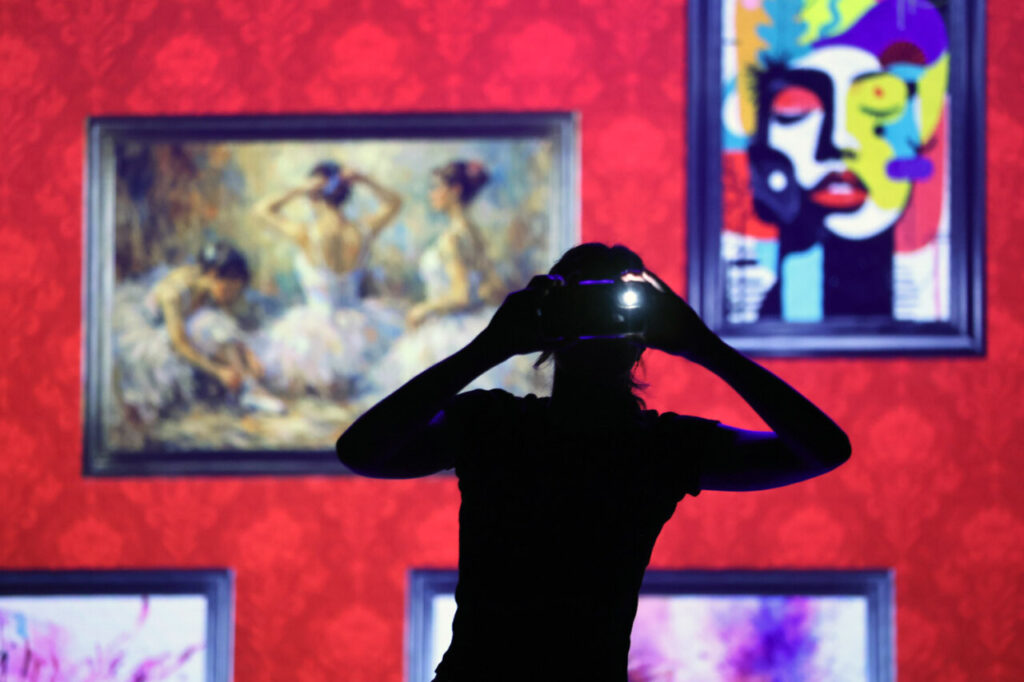 Persona tomando una foto en un museo con pinturas interactivas