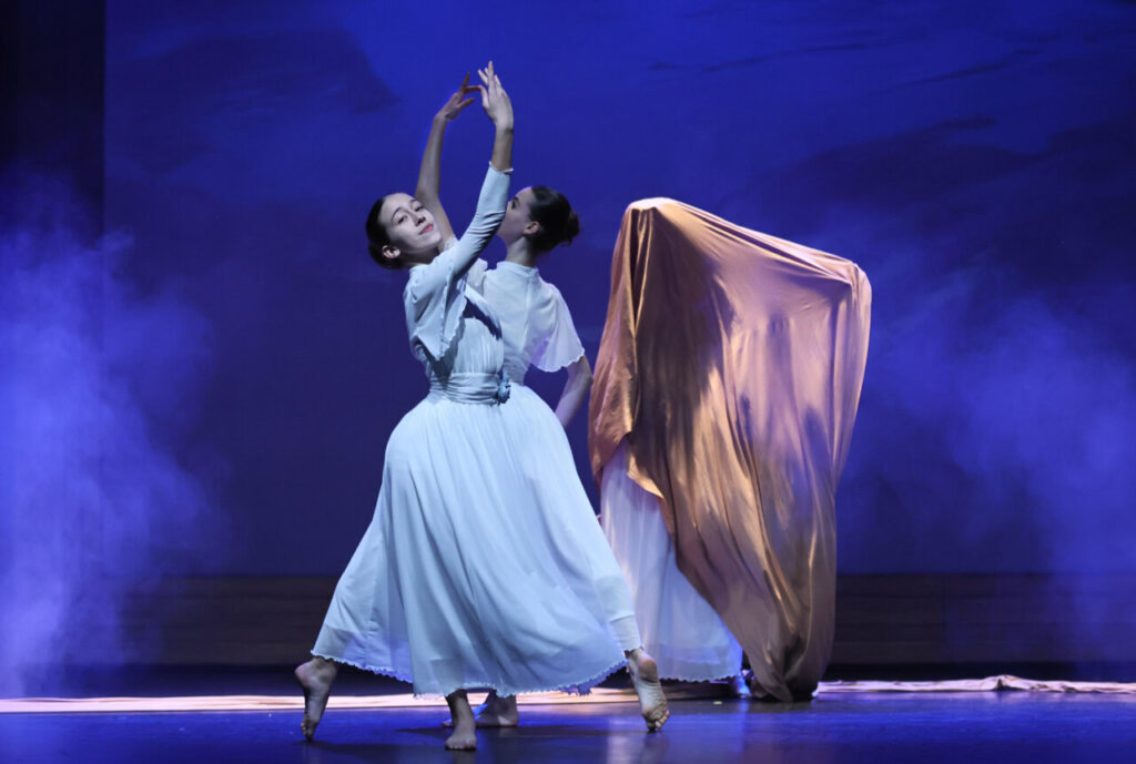 Bailarinas en escena interactuando con el arte en un museo.