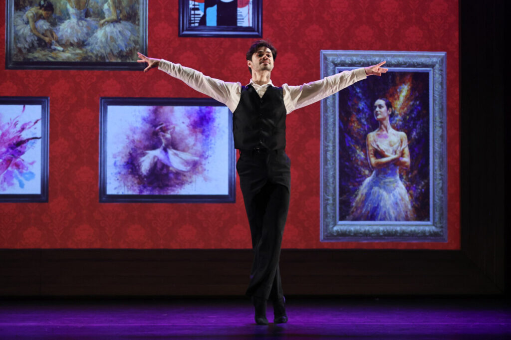 Bailarín interactuando con obras de arte en un escenario de museo