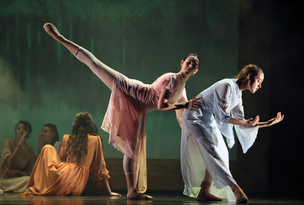 Bailarinas en escena interactuando con el arte en un museo