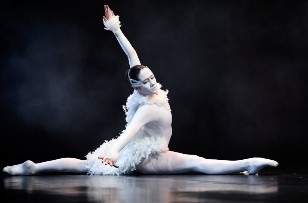 Bailarina en escena con vestuario blanco y maquillaje artístico