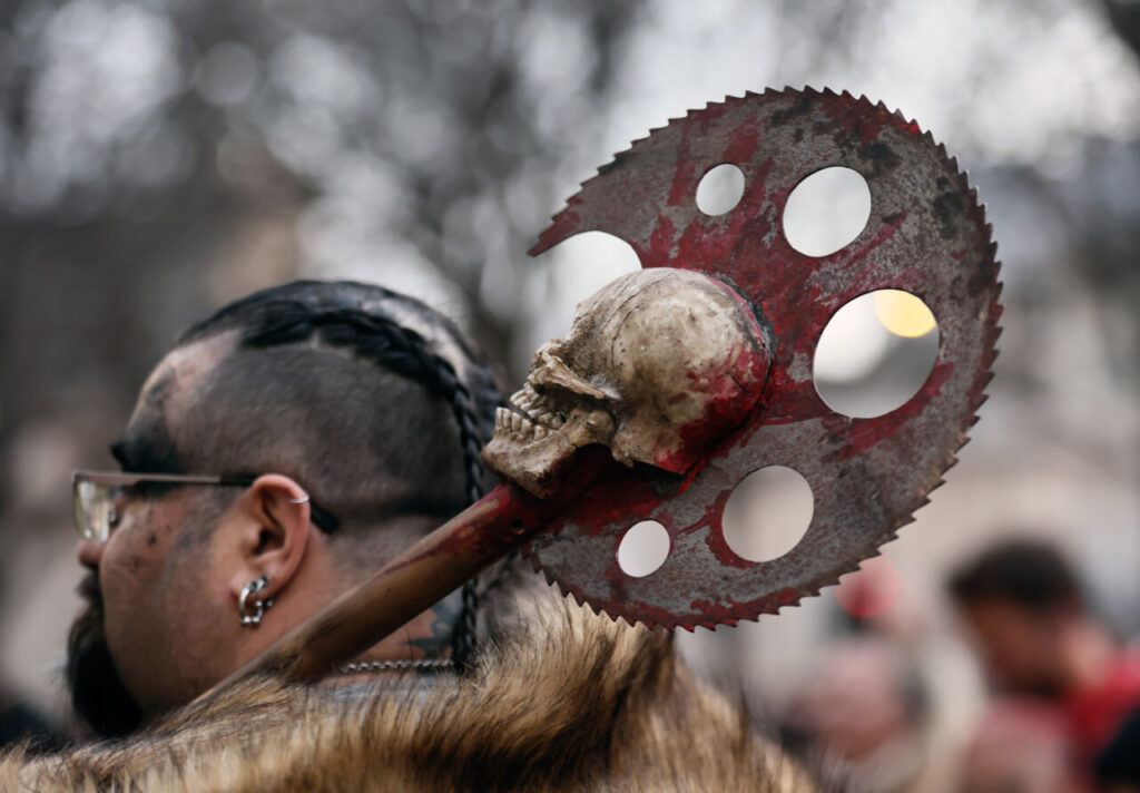 Sa Rua 2026 desborda el centro de Palma con una participación récord de carrozas y comparsas 19 Participante del Carnaval de Palma con un hacha decorada con un cráneo.