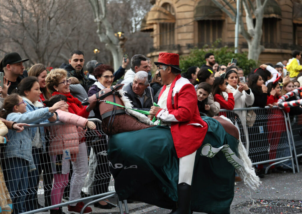 Sa Rua 2026 desborda el centro de Palma con una participación récord de carrozas y comparsas 17 Participantes del Carnaval de Palma interactuando con el público en el desfile