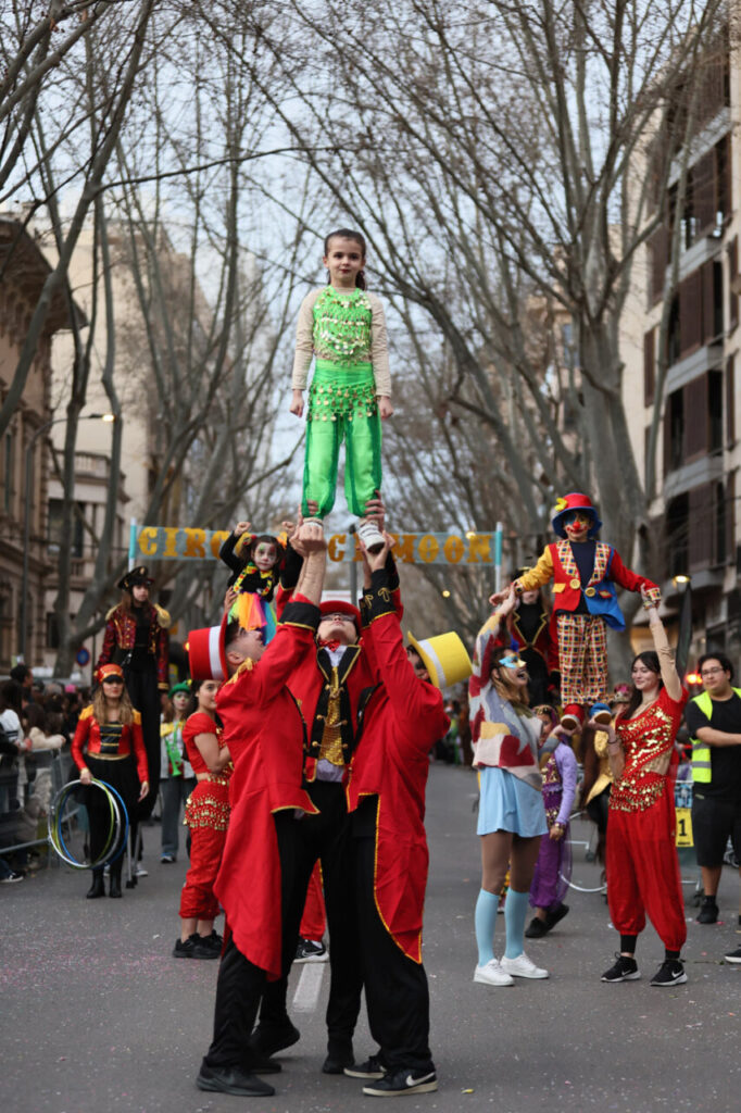 Sa Rua 2026 desborda el centro de Palma con una participación récord de carrozas y comparsas 24 Niña vestida de verde sobre los hombros de dos hombres en un desfile de carnaval