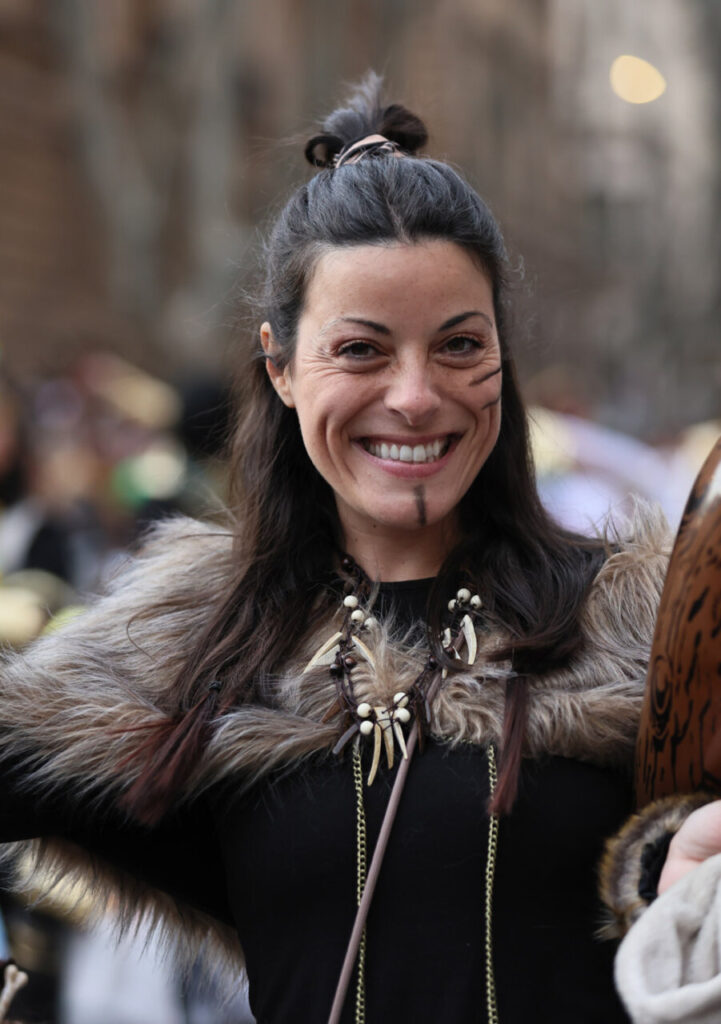 Sa Rua 2026 desborda el centro de Palma con una participación récord de carrozas y comparsas 23 Mujer sonriente con disfraz y collar en el Carnaval de Palma 2026