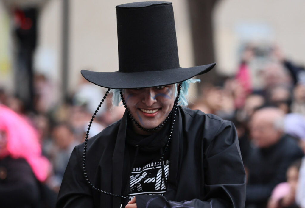 Sa Rua 2026 desborda el centro de Palma con una participación récord de carrozas y comparsas 15 Participante del Carnaval de Palma con disfraz y sombrero grande