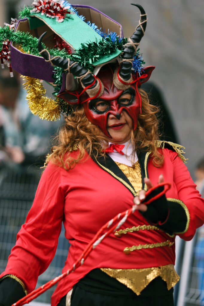 Sa Rua 2026 desborda el centro de Palma con una participación récord de carrozas y comparsas 22 Mujer disfrazada con máscara y vestimenta festiva en el Carnaval de Palma