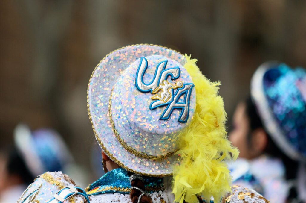 Sa Rua 2026 desborda el centro de Palma con una participación récord de carrozas y comparsas 13 Sombrero brillante con plumas en el Carnaval de Palma 2026