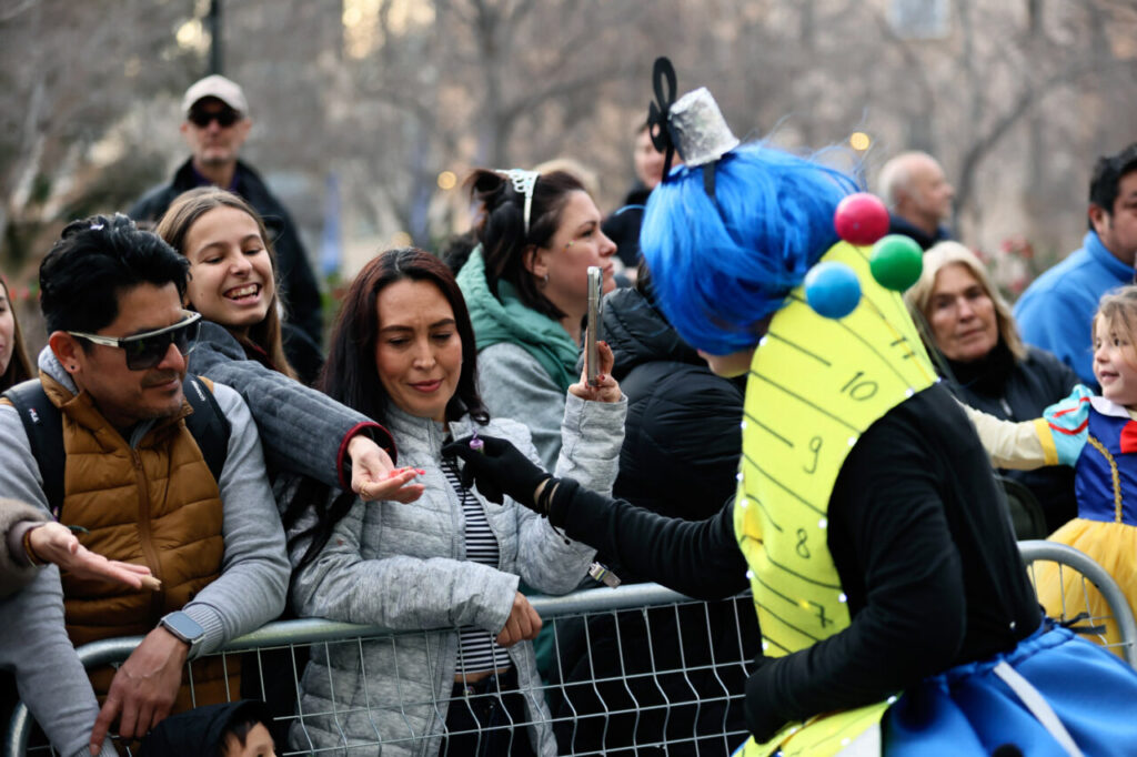 Sa Rua 2026 desborda el centro de Palma con una participación récord de carrozas y comparsas 11 Personas disfrutando del Carnaval en Palma con disfraces coloridos