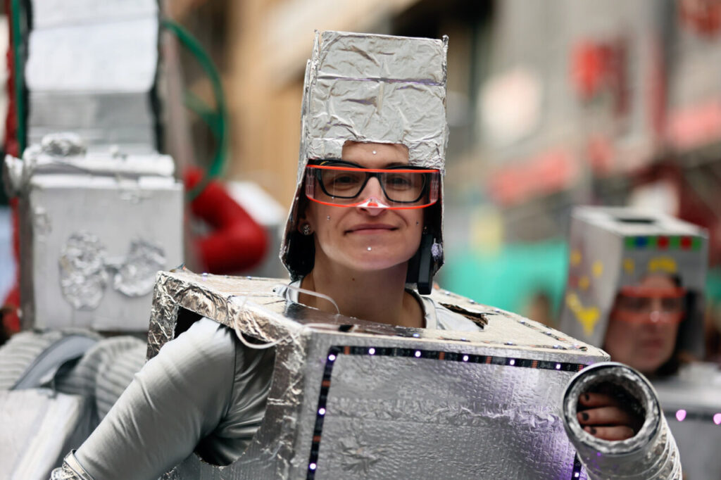 Sa Rua 2026 desborda el centro de Palma con una participación récord de carrozas y comparsas 10 Participante del Carnaval de Palma con disfraz metálico brillante