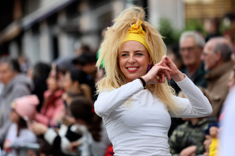 Participante del Carnaval de Palma con disfraz y peinado llamativo