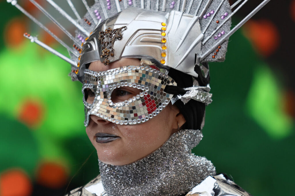 Sa Rua 2026 desborda el centro de Palma con una participación récord de carrozas y comparsas 8 Participante del Carnaval de Palma con disfraz brillante y máscara decorada