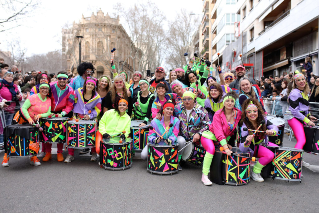 Sa Rua 2026 desborda el centro de Palma con una participación récord de carrozas y comparsas 6 Grupo de personas disfrazadas tocando tambores en el Carnaval de Palma