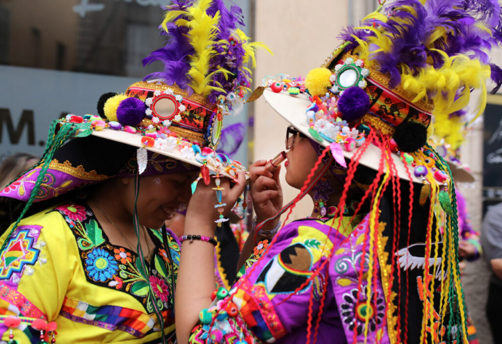 Sa Rua 2026 desborda el centro de Palma con una participación récord de carrozas y comparsas 5 Dos mujeres con trajes coloridos y sombreros decorados en el Carnaval de Palma.