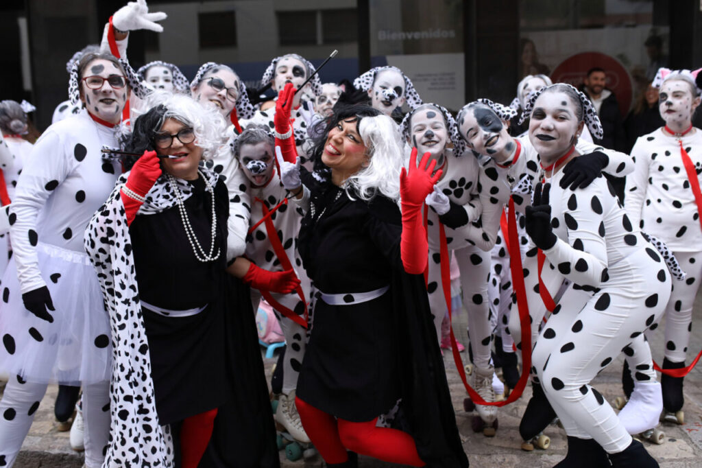 Sa Rua 2026 desborda el centro de Palma con una participación récord de carrozas y comparsas 4 Grupo de personas disfrazadas en el Carnaval de Palma 2026