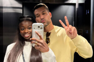 Fatima Diame y Miguel Angel Moya posando en un ascensor