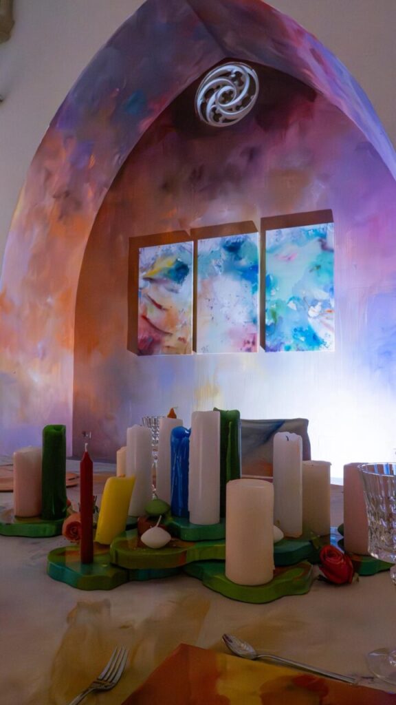 La magia de la creación: cómo Piro transforma la oscuridad en color en sus obras 2 Obra de Piro en la iglesia de Torralba con velas y colores vibrantes