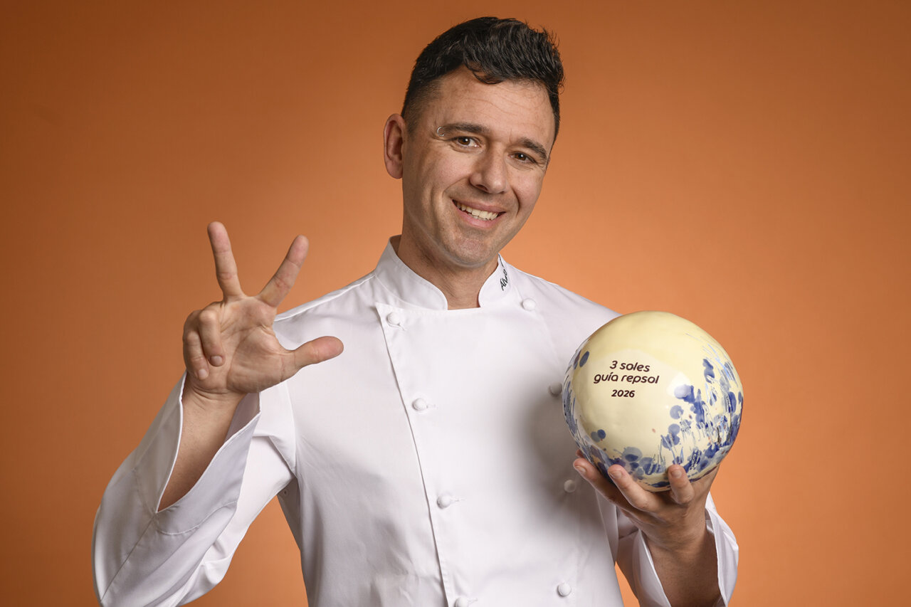 Chef mostrando el premio de 3 Soles de la Guía Repsol 2026