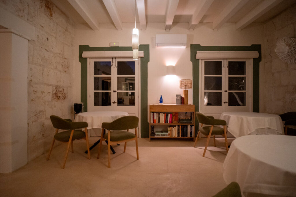 Guía Repsol 2026: Voro asciende a 3 Soles y Aquiara se estrena con 1 en Baleares 8 Interior del restaurante Aquiara en Menorca con mesas y decoración moderna