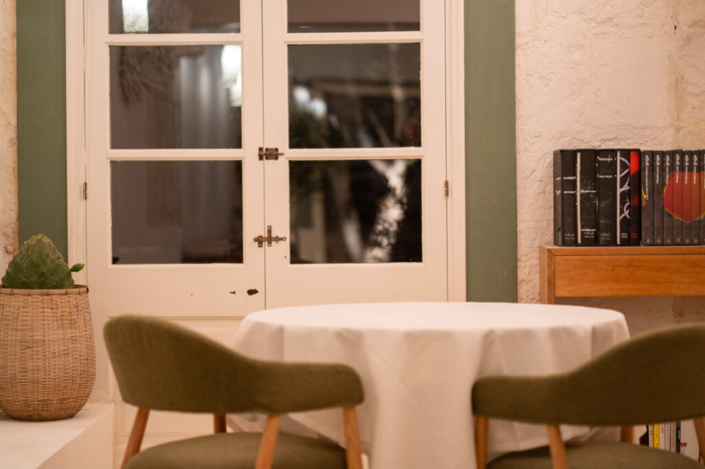 Guía Repsol 2026: Voro asciende a 3 Soles y Aquiara se estrena con 1 en Baleares 9 Interior del restaurante Aquiara en Menorca con mesa y sillas