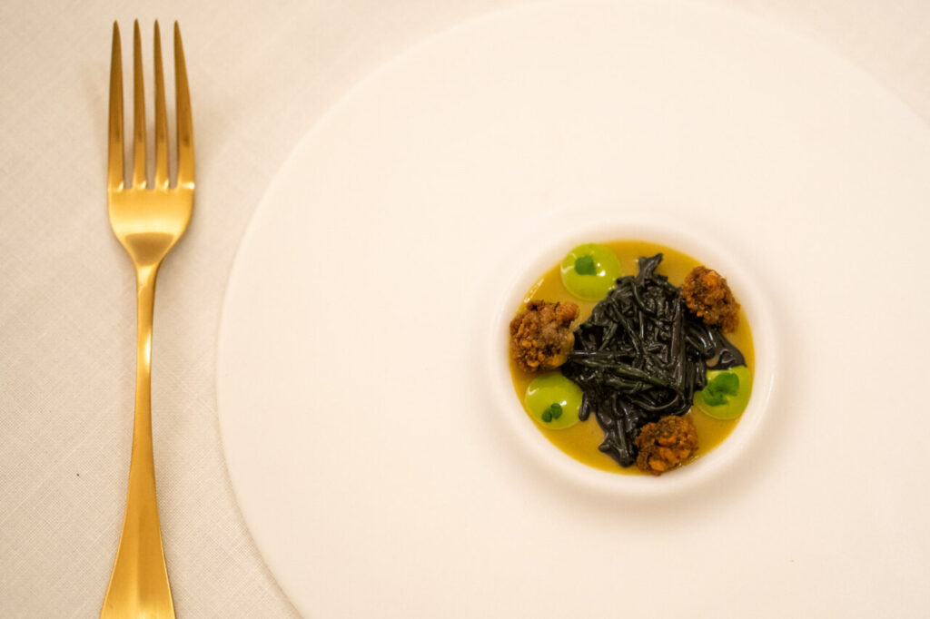 Guía Repsol 2026: Voro asciende a 3 Soles y Aquiara se estrena con 1 en Baleares 14 Plato gourmet presentado en el restaurante Aquiara con ingredientes locales