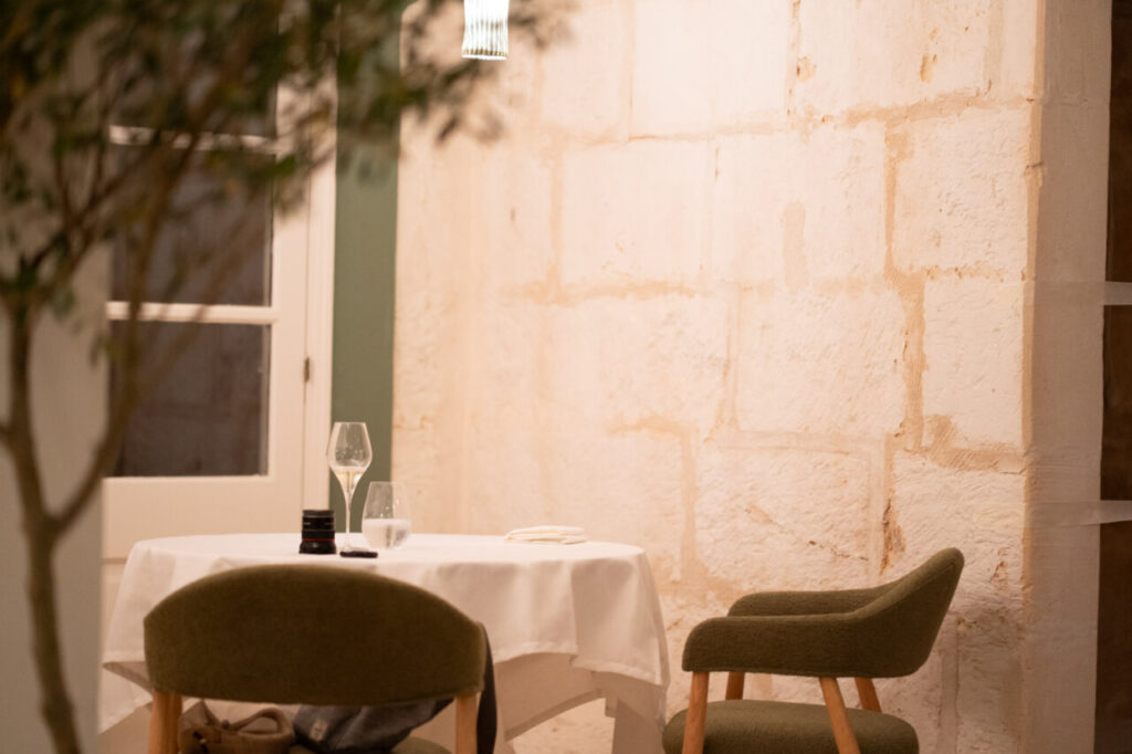 Guía Repsol 2026: Voro asciende a 3 Soles y Aquiara se estrena con 1 en Baleares 10 Mesa y sillas en el restaurante Aquiara en Menorca