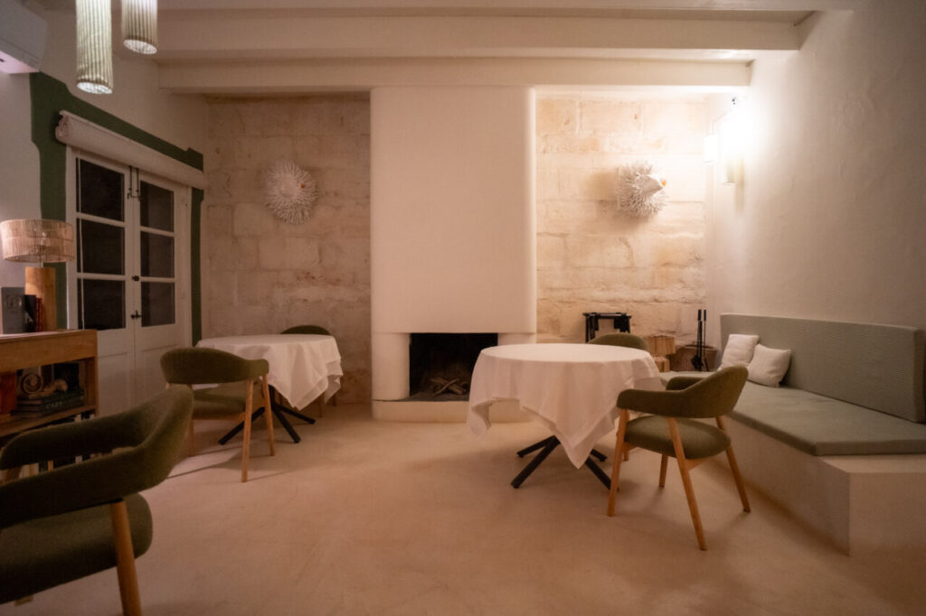 Guía Repsol 2026: Voro asciende a 3 Soles y Aquiara se estrena con 1 en Baleares 11 Interior del restaurante Aquiara en Menorca con mesas y sillas elegantes