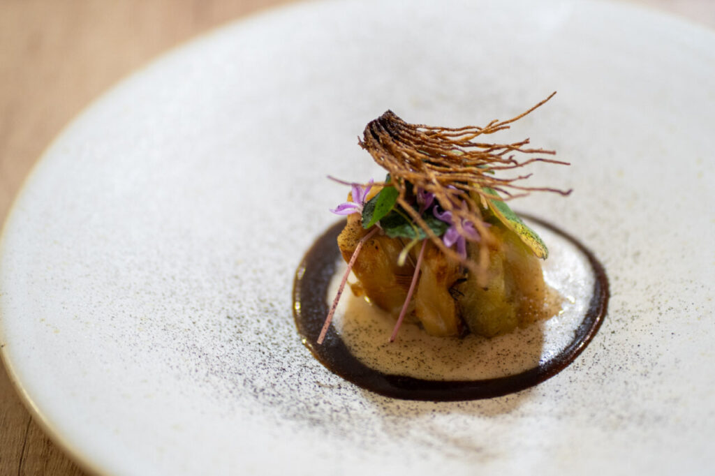 Guía Repsol 2026: Voro asciende a 3 Soles y Aquiara se estrena con 1 en Baleares 13 Plato gourmet del restaurante Aquiara en Menorca con ingredientes frescos