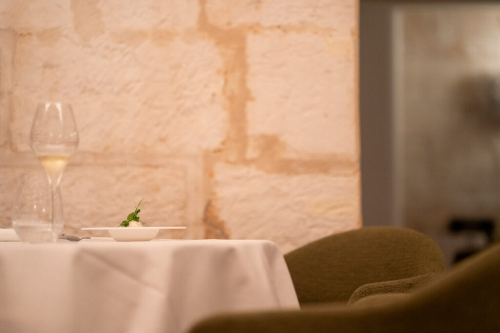 Guía Repsol 2026: Voro asciende a 3 Soles y Aquiara se estrena con 1 en Baleares 12 Mesa elegantemente servida en el restaurante Aquiara de Menorca