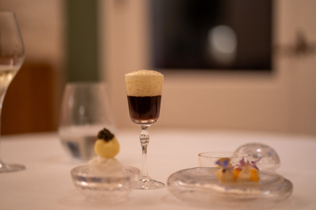 Guía Repsol 2026: Voro asciende a 3 Soles y Aquiara se estrena con 1 en Baleares 15 Plato de degustación en el restaurante Aquiara en Menorca