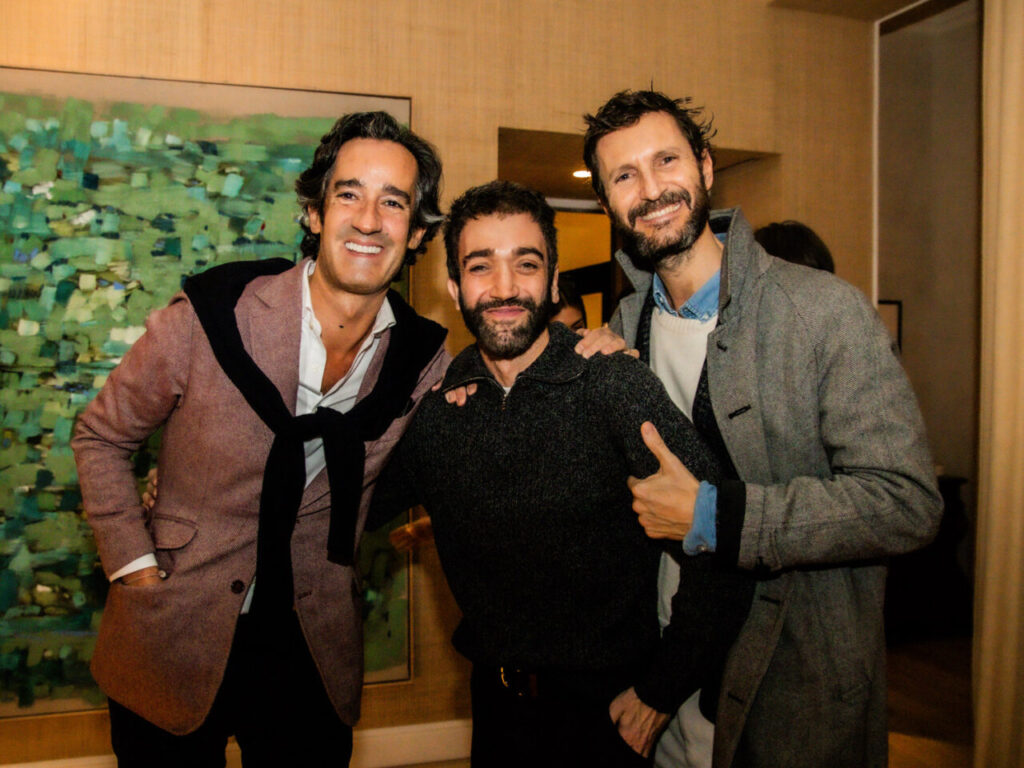 Cupa Stone X Pablo Erroz: Cuando la piedra se convierte en luz 6 Tres hombres sonriendo en una reunión social en interiores