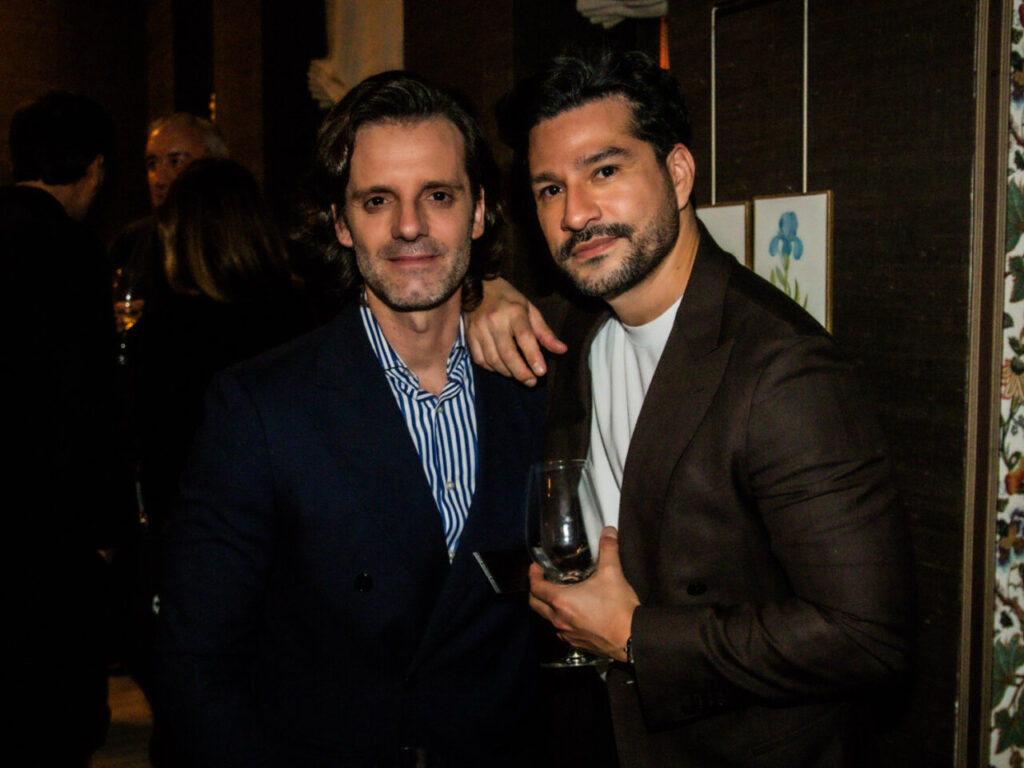 Cupa Stone X Pablo Erroz: Cuando la piedra se convierte en luz 7 Dos hombres posando en un evento social con copas en mano.