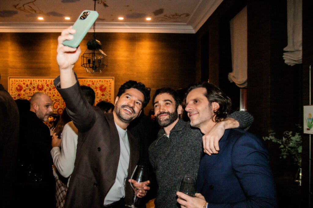 Cupa Stone X Pablo Erroz: Cuando la piedra se convierte en luz 10 Tres amigos posando para un selfie en una fiesta