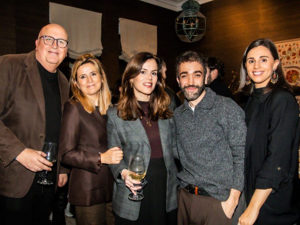 Cupa Stone X Pablo Erroz: Cuando la piedra se convierte en luz 11 Grupo de personas sonriendo en un evento social