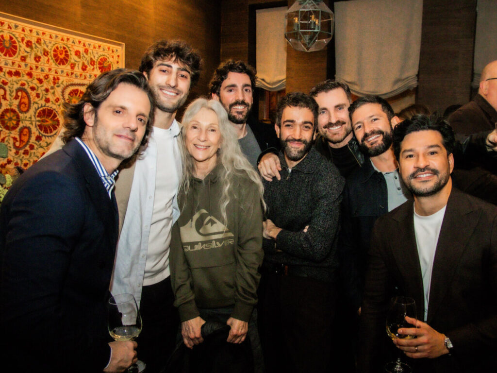 Cupa Stone X Pablo Erroz: Cuando la piedra se convierte en luz 14 Grupo de amigos posando juntos en un evento social