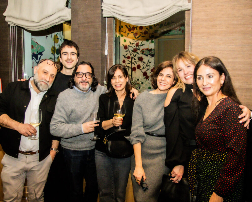 Cupa Stone X Pablo Erroz: Cuando la piedra se convierte en luz 15 Grupo de amigos posando juntos en una reunión social