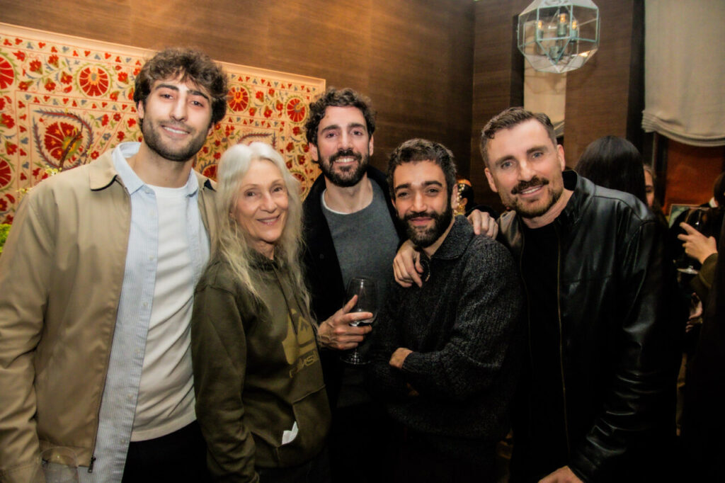 Cupa Stone X Pablo Erroz: Cuando la piedra se convierte en luz 16 Grupo de cinco personas sonriendo en un evento social