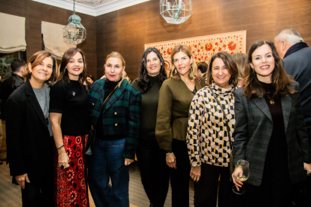 Cupa Stone X Pablo Erroz: Cuando la piedra se convierte en luz 17 Grupo de mujeres posando en un evento social elegante