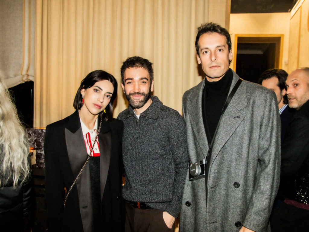 Cupa Stone X Pablo Erroz: Cuando la piedra se convierte en luz 18 Tres personas posando en un evento social con fondo elegante.