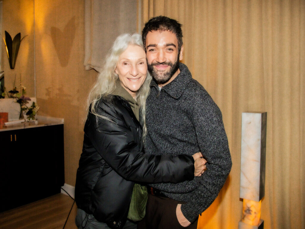 Cupa Stone X Pablo Erroz: Cuando la piedra se convierte en luz 19 Dos personas sonriendo y abrazándose en un evento social.